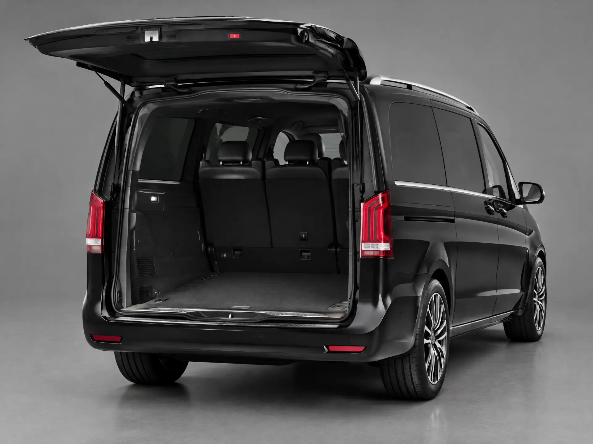 Mercedes-Benz V-Class open tailgate and luggage space
